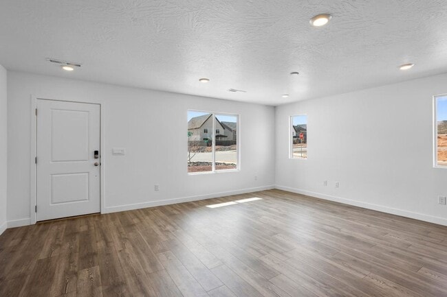 Building Photo - MOVE IN READY! 3 Bedroom townhome in long valley!