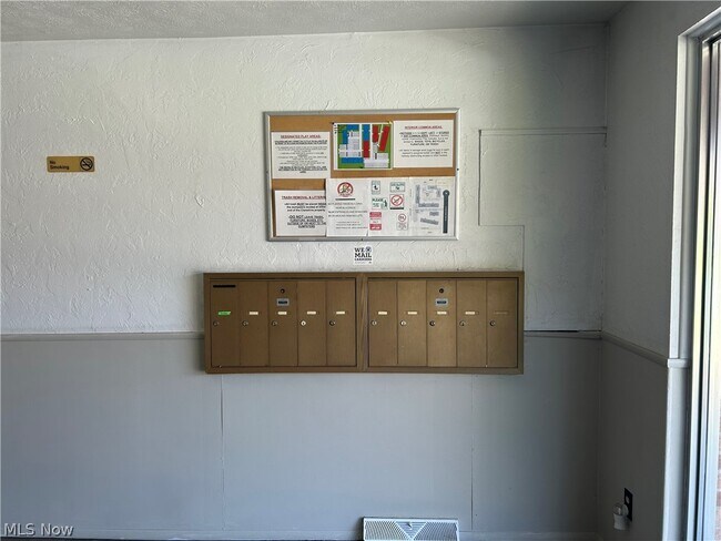 Building Photo - 24635 Clareshire Dr