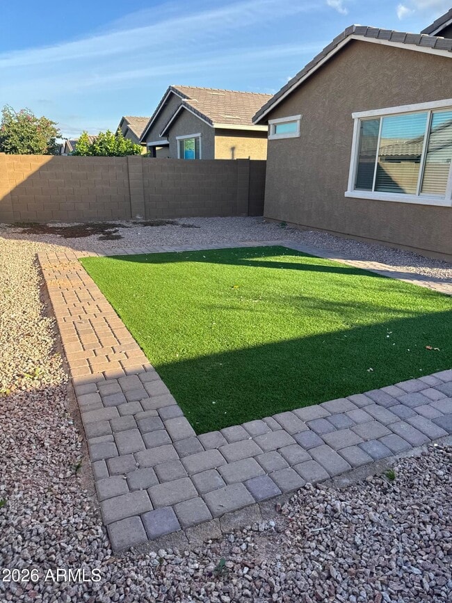 Building Photo - 1318 E Irwin Ave