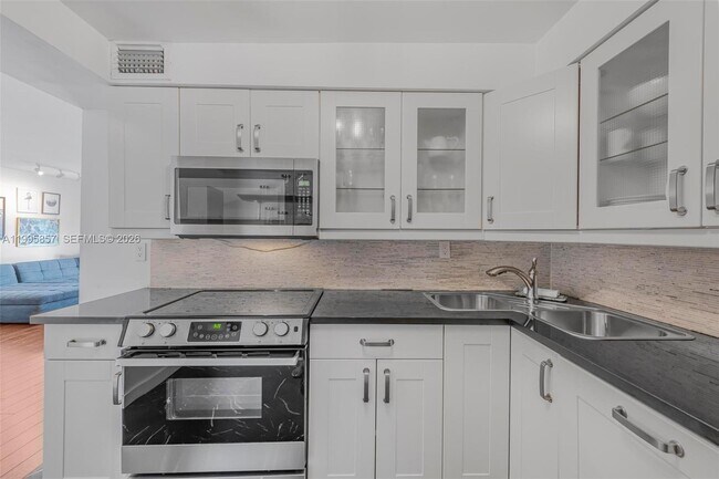 Building Photo - 1658 Bay Rd