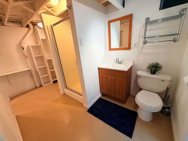 Building Photo - 2933 Ivanhoe St