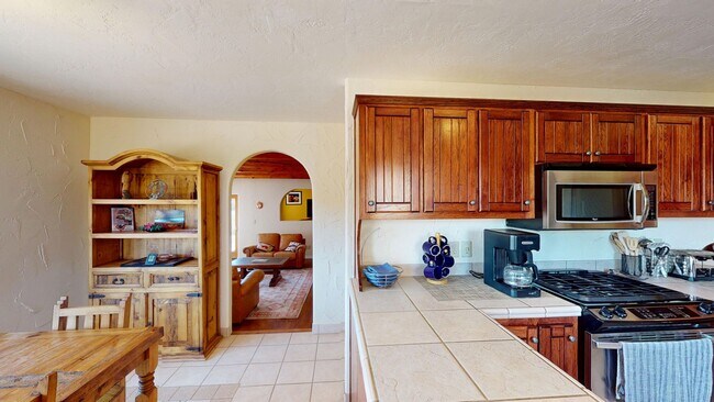 Building Photo - Custom Adobe style home in exclusive Navajo Ridge