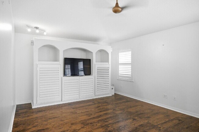 Building Photo - "Charming 3-Bedroom Home with 2 Full Baths and 2032 Sq Ft of Comfort in Palm Coast!"