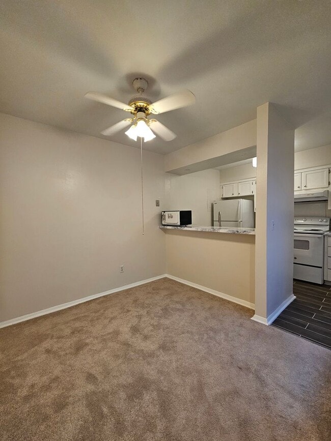 Building Photo - (1) Bed/(1.5) Bath Cardinal Creek Condo Avail NOW!