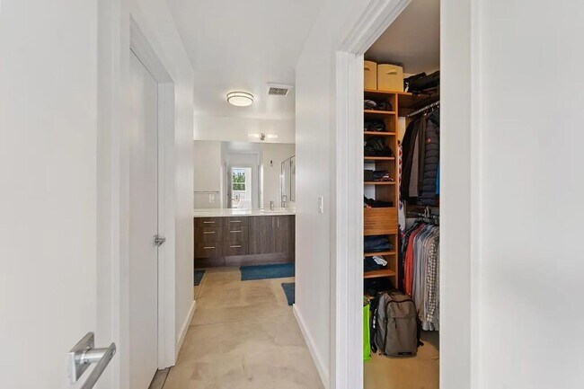 Building Photo - Beatiful 2 bed/ 2 bath townhome in Madison...