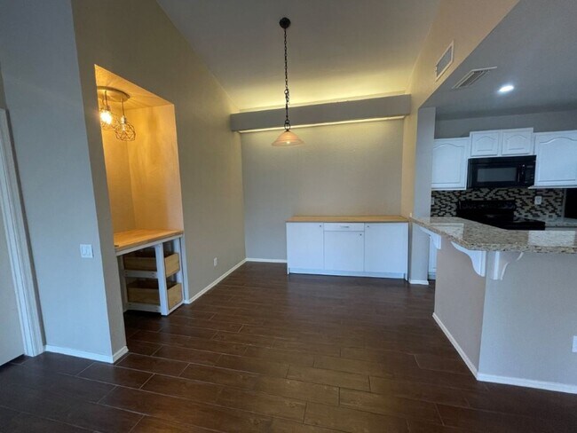 Building Photo - 2035 S Elm St