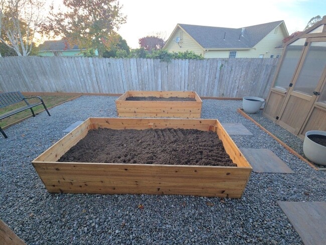 Building Photo - Pet friendly! 3DB/2BA Fortuna home on quiet road!