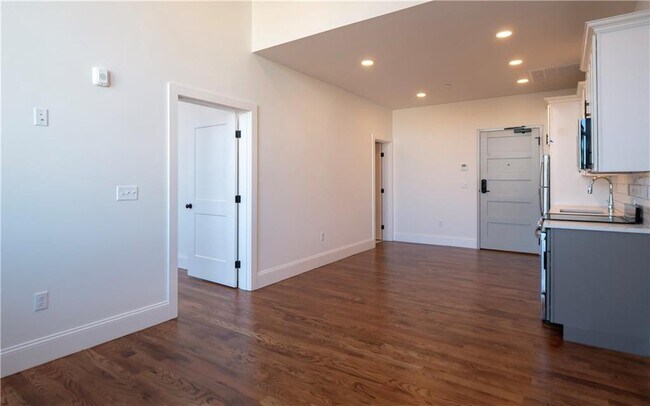 Building Photo - 15 Cranston Ave