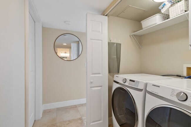 Building Photo - Beautiful furnished 2/2 condo with stunning water view available May 2026 for a short-term stay