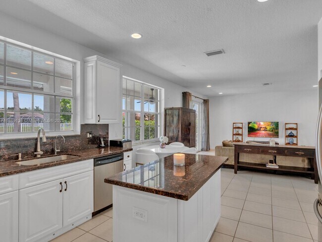 Building Photo - 4400 Fox Ridge Dr