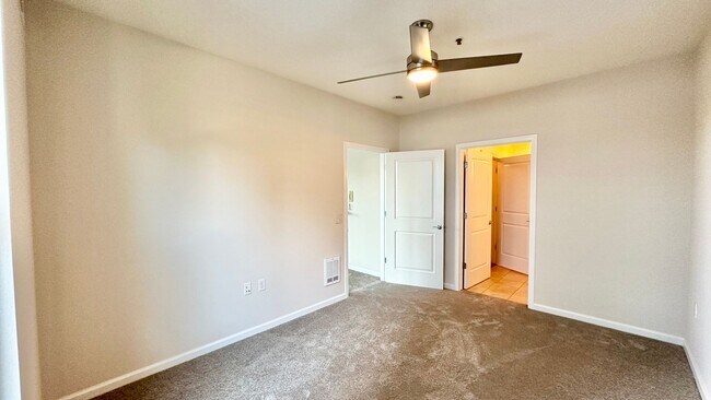 Building Photo - Stylish and Chic 2 Condo nestled in the Heart of Downtown!