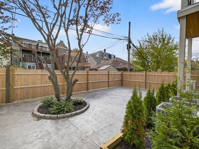 Building Photo - 551 E 7th St