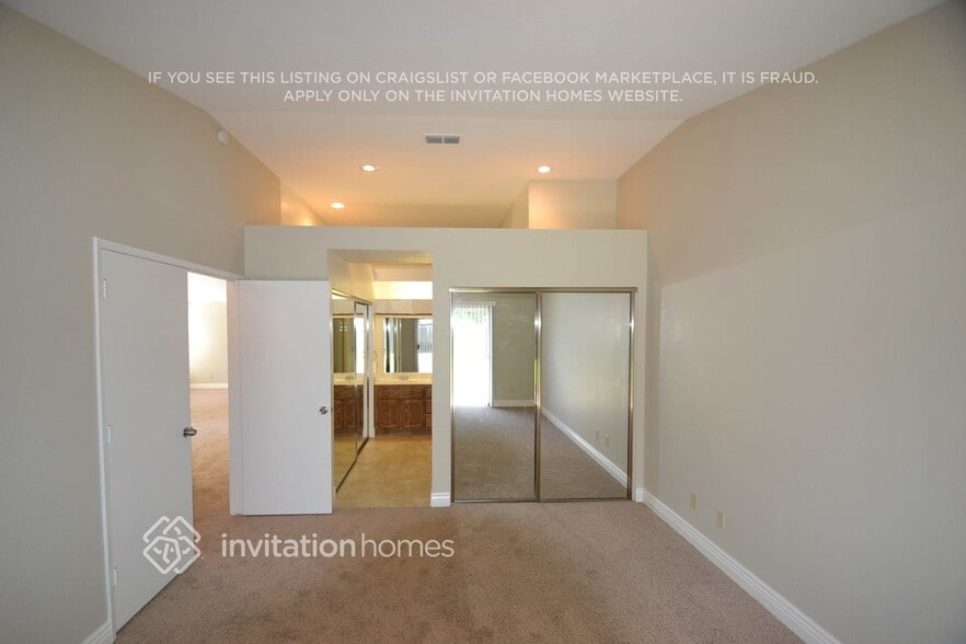 Building Photo - 9417 Soaring Oaks Dr