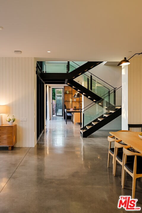 Building Photo - 901 Flower Ave