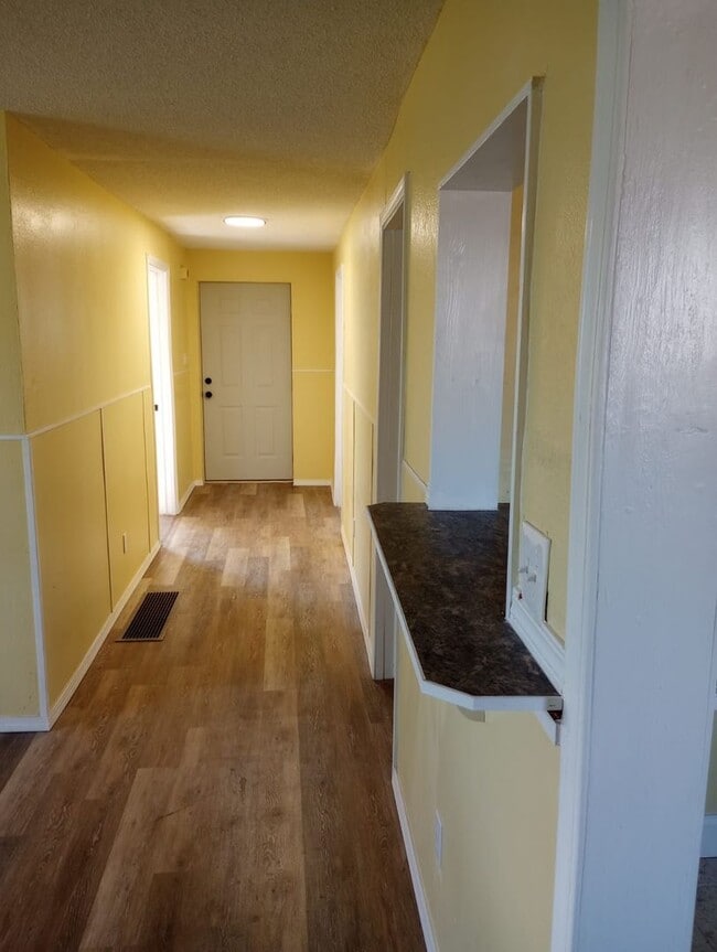 Building Photo - 3 bed 2 bath Renovated Rent Home