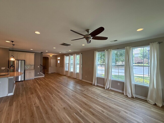 Building Photo - 5818 Glenmore Garden Dr