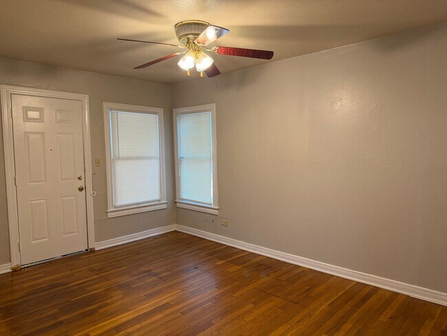 Building Photo - Lovely 1-Bedroom in Mahncke Park