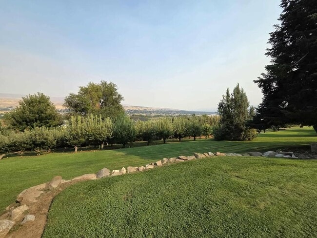 Building Photo - Stunning 4 Bedroom, 3 Bathroom Home, with ...