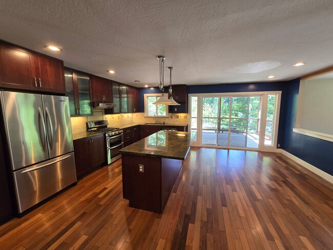 Building Photo - Large and stunning home in rural Sebastopol!