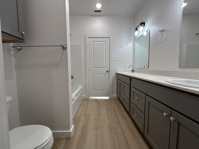 Building Photo - 5703 Kemper St