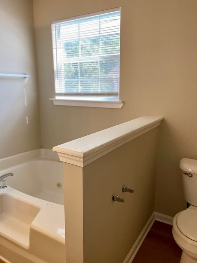 Building Photo - Remodeled  3 Bed/2 Bath Home in a Quiet bu...