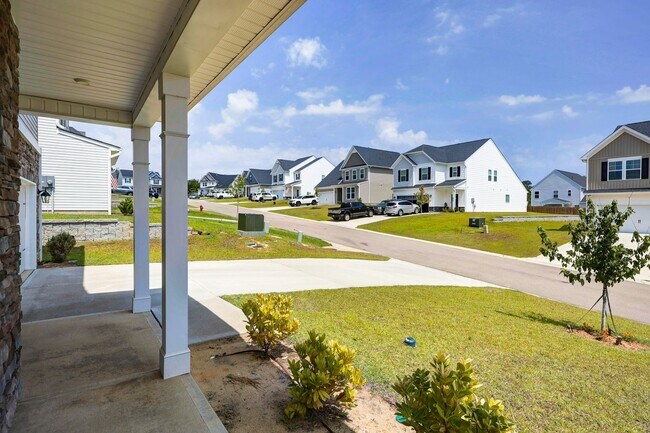 Building Photo - Sophisticated Like-New 4-Bedroom Home with Designer Finishes & Fenced Backyard!