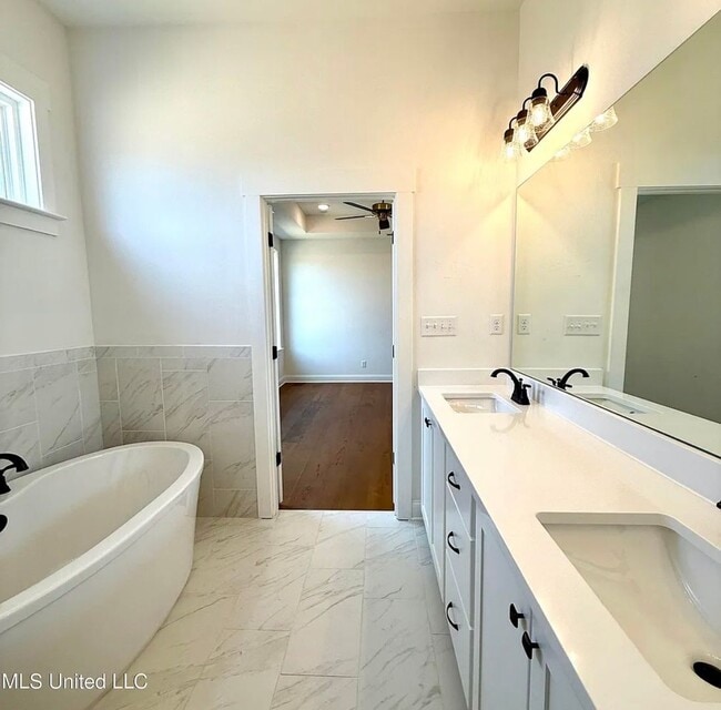 Building Photo - 607 Sunflower St