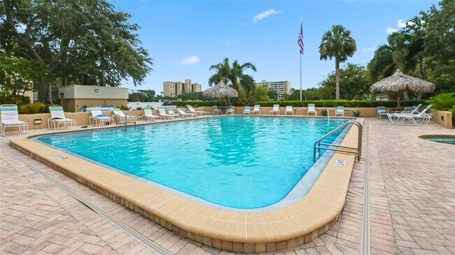 Building Photo - 900 Cove Cay Dr