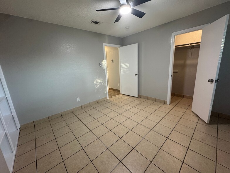 Building Photo - 700 Long Ct