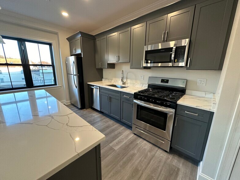 Building Photo - 48 Nichols St