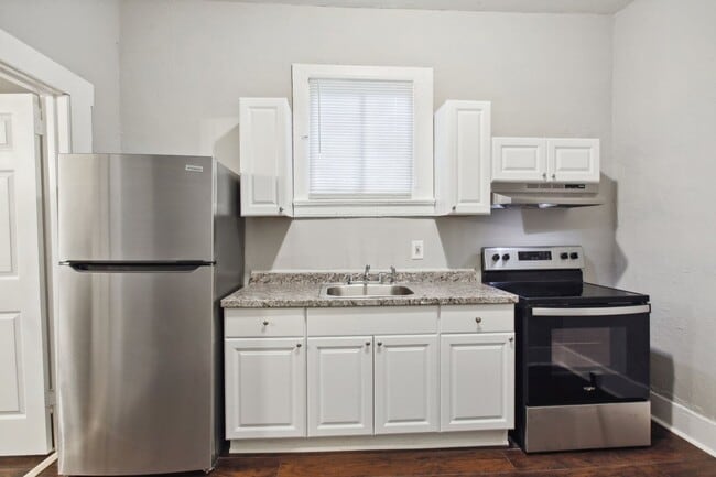 Building Photo - Large 3BR/2BA Near Downtown Savannah Home For Rent