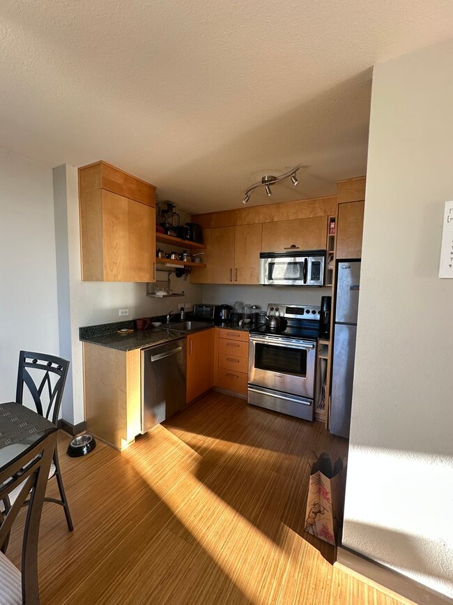 Building Photo - Stunning 2 bedroom 2 bath condo with a riv...