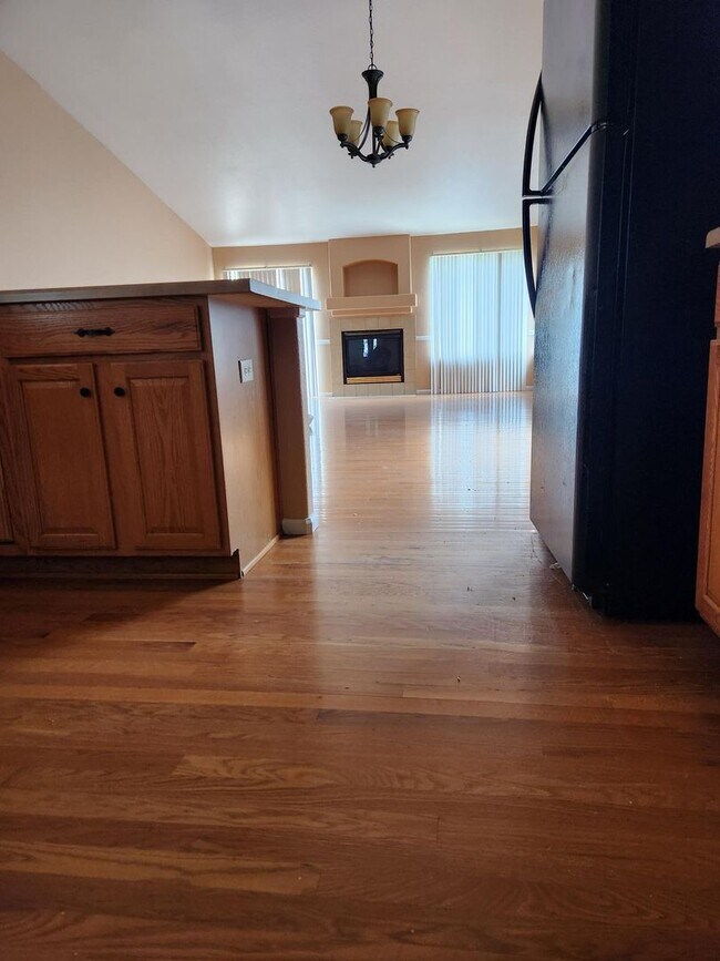 Building Photo - 3 Bedroom 2 full bathrooms in Brighton