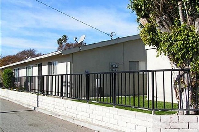 Building Photo - 17442 Queens Ln