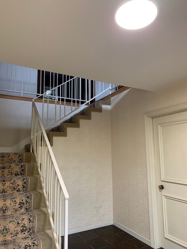 Building Photo - 6900 SE Riverside Dr