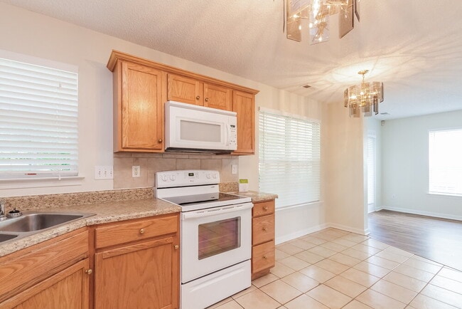 Building Photo - 15476 Stone Hollow Dr