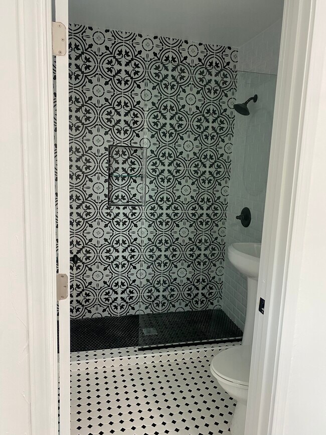 Building Photo - 2825 Moss Ave