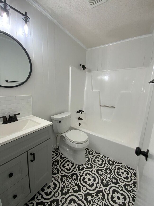 Building Photo - Welcome to Ravenwood Drive!