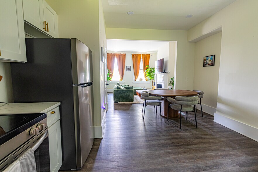 Building Photo - 2325 5th Ave