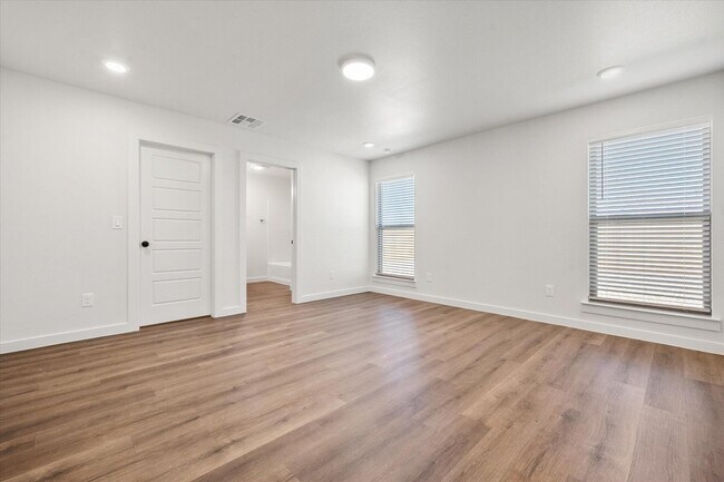 Building Photo - 1204 Cottonwood Ave