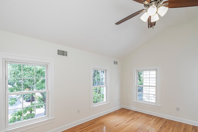 Building Photo - 35 Maple St