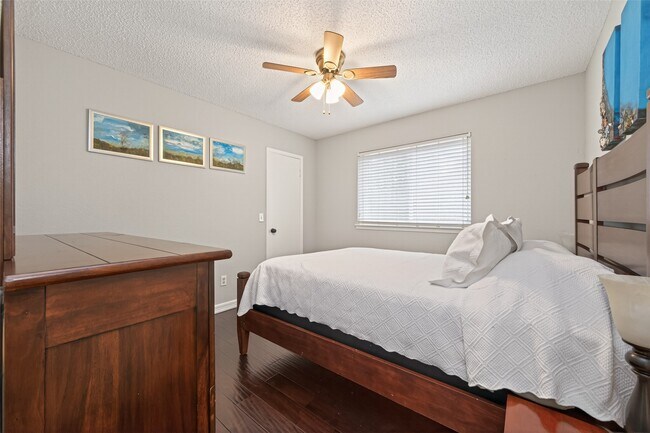 Building Photo - 35 Sheep Meadow Pl