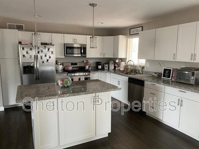 Building Photo - 1421 S Roberts Rd