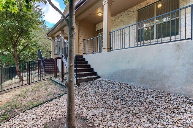 Building Photo - 1310 W Parmer Ln