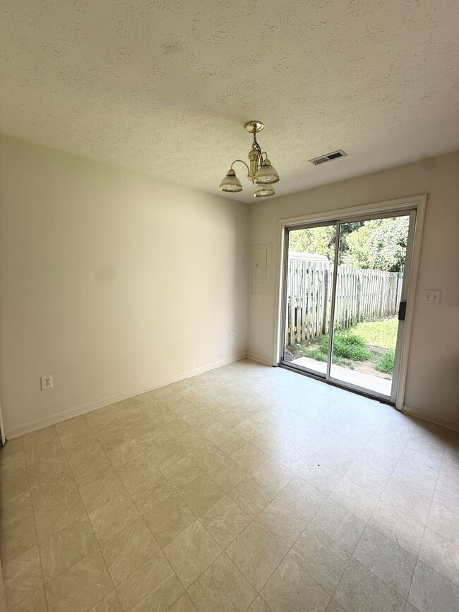 Building Photo - 2 Bed near VRE in Spotsylvania