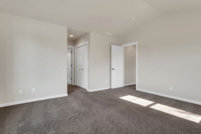 Building Photo - Spacious 4BR/3BA in Beaverton