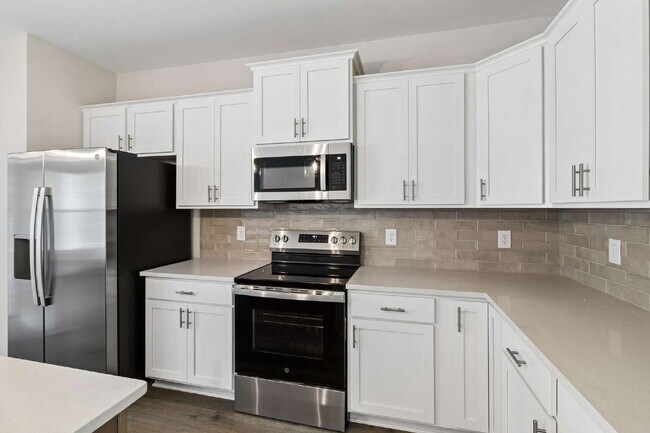 Building Photo - "Charming 3-Bed Townhouse Retreat with 2.5 Baths in Hendersonville's Heart!"
