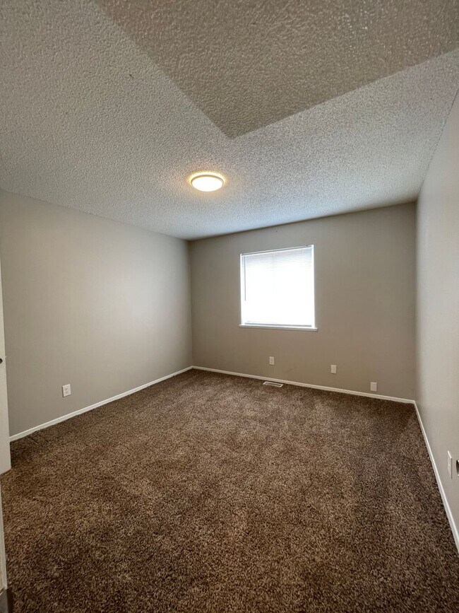 Building Photo - 922 Teal Ct