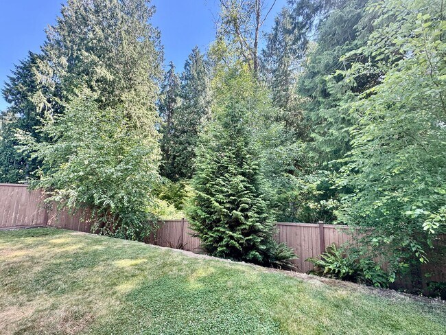 Building Photo - Private Backyard!