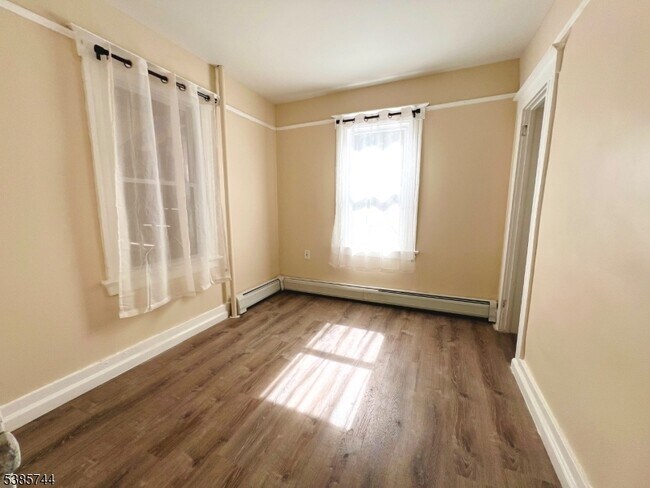 Building Photo - 27 William St